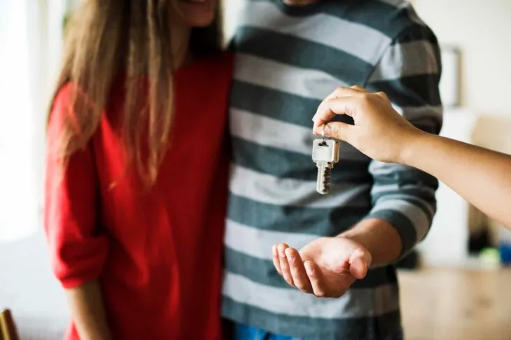 Casal recebendo as chaves da sua nova casa